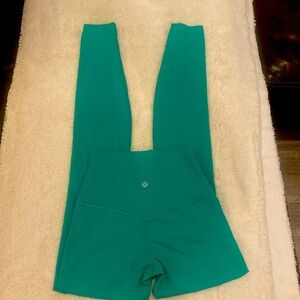 Perfect, never worn Lululemon leggings.